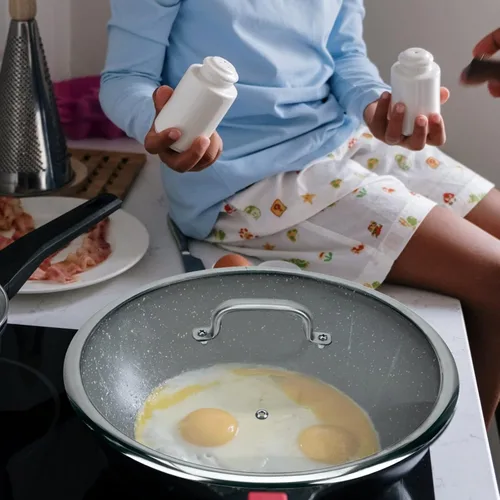 Vista 4 de DOITOOL Tapa de olla de vidrio templado de 13.11 pulgadas con mango de acero inoxidable resistente al calor, cubierta transparente gruesa