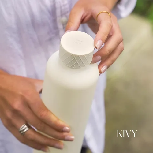 Vista 8 de KIVY Botella de agua delgada de 22 onzas [ligera e inastillable] – Botella de agua reutilizable de Tritan – Botella a prueba de fugas para mujeres