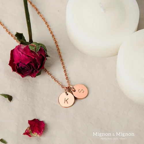 Vista 3 de MignonandMignon Collar personalizado con inicial de moneda pequeña, joyería delicada personalizada para mujer, regalo hecho a mano para ella