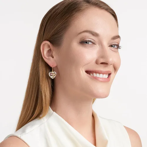 Vista 4 de Aretes colgantes de plata de ley chapada en oro amarillo de 18 quilates con diamantes y rubí genuino con acento de corazón de 1 pulgada, Metal Gema