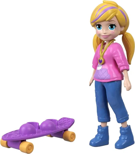 Vista 3 de Polly Pocket Muñeca de 3 pulgadas con traje icónico y monopatín con clip con ruedas giratorias