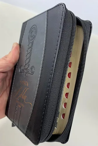 Vista 2 de Biblia tamaño compacta RVR.1960 piel espada negra gris con índice cierre 8 puntos Imitation Leather – 1 Enero 2022