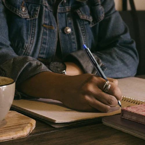 Vista 6 de Portaminas Uni-Ball Kuru Toga con recargas de plomo de 0.7 mm y borradores de lápiz; HB #2