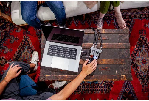 Vista 7 de Zoom PodTrak P4 - Grabadora portátil de podcasts con 4 pilas AA, tarjeta SD de 32 GB, cable USB-C a USB-C y paño de pulido StreamEye