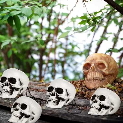 Vista 6 de Lenwen 24 piezas de adorno colgante de calavera de Navidad de terror, decoración de plástico mini cabeza de calavera de Halloween, decoración