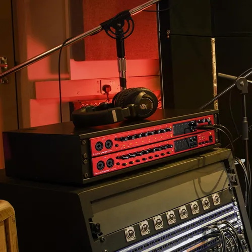 Vista 5 de Focusrite Clarett+ OctoPre Pro Pro Pro - Preamplificador de micrófono ADAT de 8 entradas/8 salidas para producción musical, con alto rango dinámico